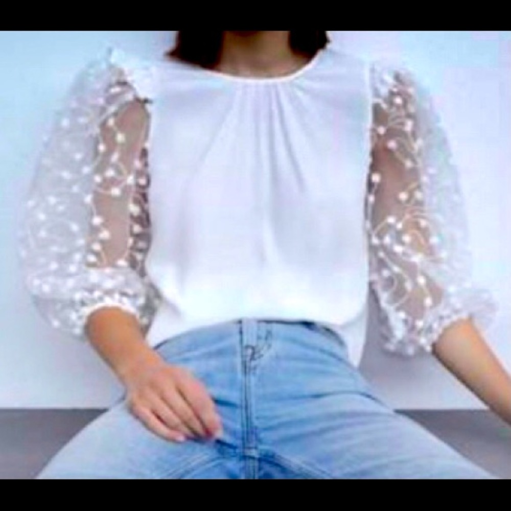 Contrasting sleeves top